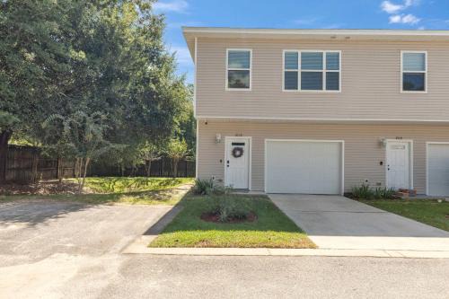 Owl's Nest - Cozy Townhome Close to Beaches, Attractions & More!