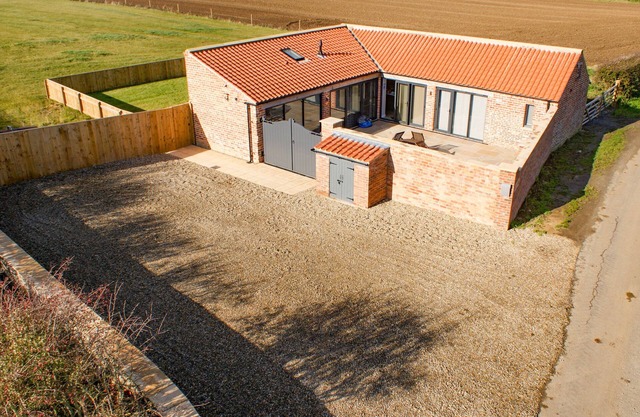 OWL VIEW, pet friendly, with hot tub in Cayton
