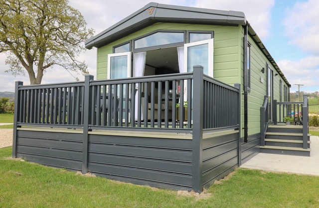 OWLS MEADOW, romantic, character holiday cottage in Trefeglwys