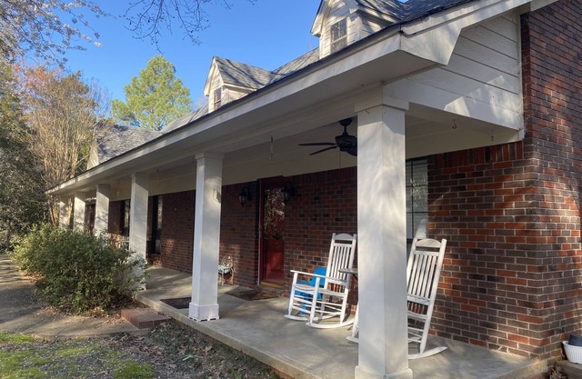 OXFORD CITY LIMITS PRIVATE HOME THAT YOU WILL LOVE!