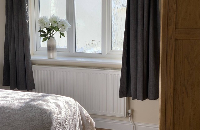 Oxwich View Cottage - short walk to Port Eynon beach and village amenities