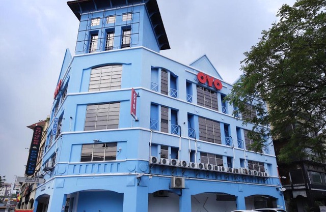 OYO 43963 T Signature Hotel