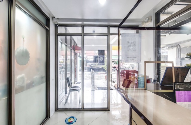 OYO 893 Dian Suites Makati