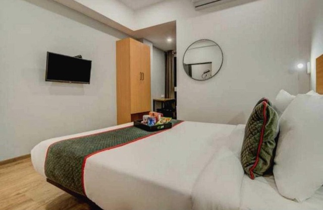 OYO Hotel Raas Near Crown Plaza