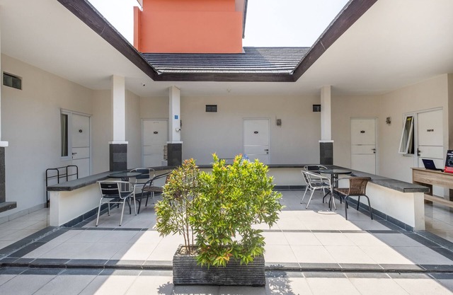 OYO Living 1877 Side Corner