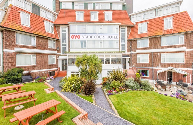 OYO Stade Court Hotel
