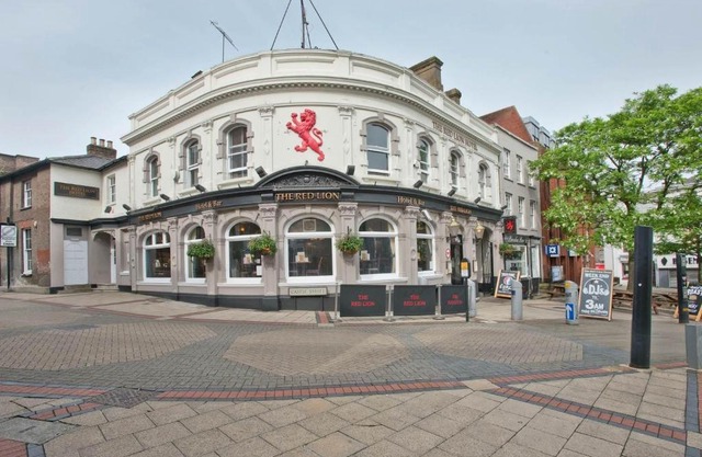 OYO The Red Lion Hotel