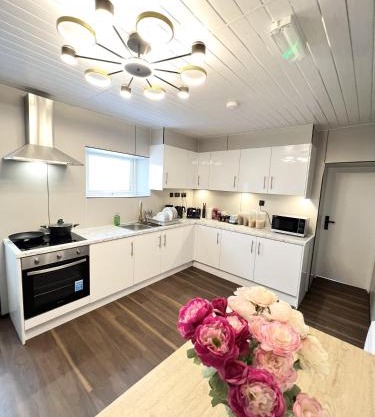 OYO Welsh Holiday Accommodation - Modern Stay