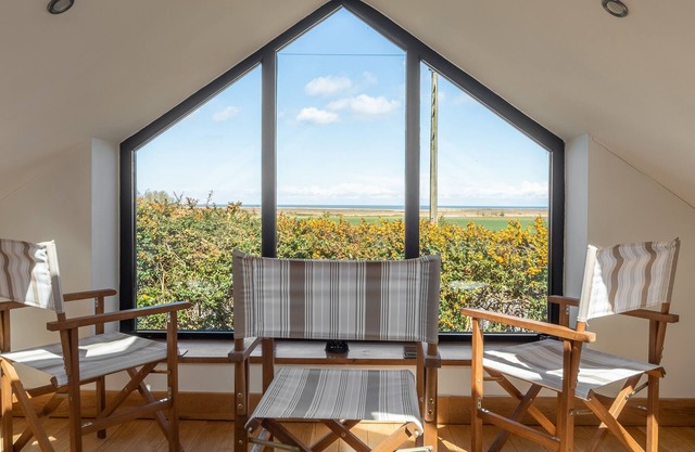 Une conversion de grange indépendante contemporaine de quatre chambres située sur la côte nord de Norfolk à Titchwell. C'est extrêmement spacieux et très confortable. Vous avez une vue imprenable sur le marais et sur la mer depuis la plate-forme, no...