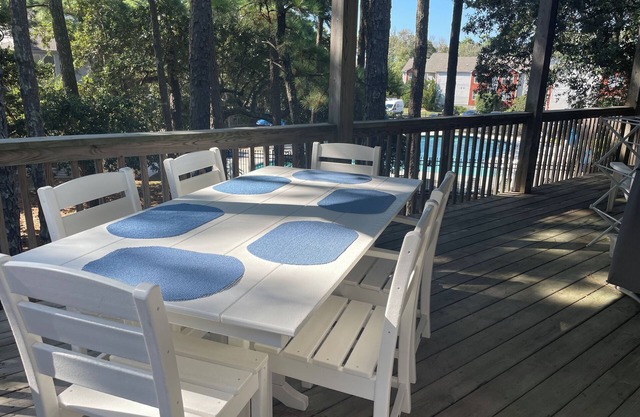 La grande terrasse Oyster Pointe Soundside surplombe la piscine