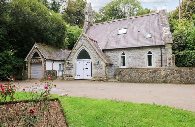 OYSTERMOUTH CHAPEL, pet friendly, with a garden in Newton, Swansea