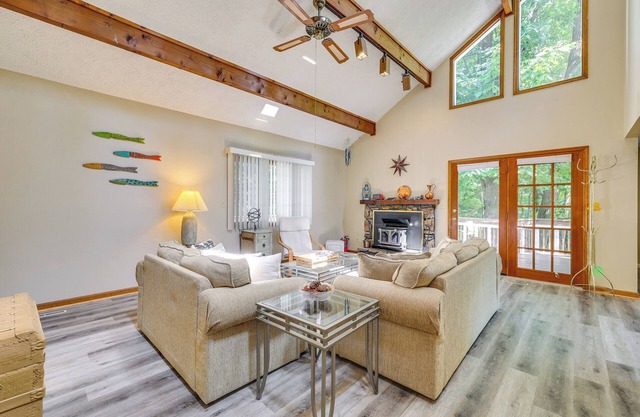 Ozark Mountain View Retreat w/ Hot Tub!