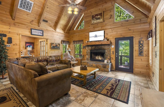 Expérience de vacances en cabane en rondins premium, HotTub, foyer, Woods Ozark Preserve