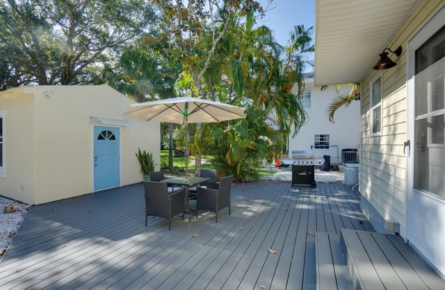 Ozona Studio w/ Shared Deck - Steps to Gulf!