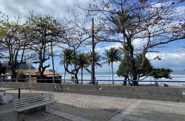 Pé na areia do Guarujá - Praia do Tombo (5-E)