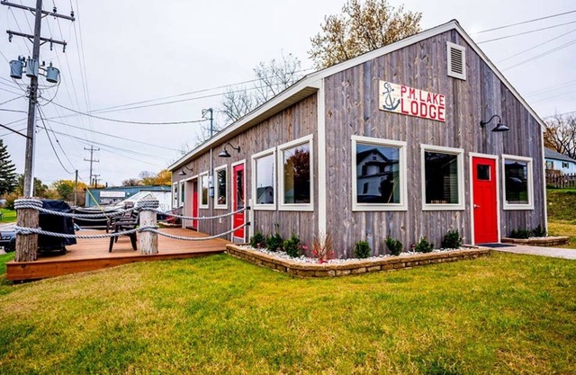 P. M Lake Lodge est une expérience d'hébergement unique pour les groupes visitant Ludington, Mi