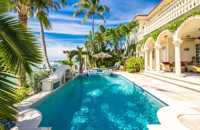 P05 - 5 chambres, maison face à l'océan avec piscine privée et dockage en eau profonde.