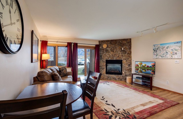 P103C | Newly Listed | Nice Furnishings | Free City Bus | Hot Tub
