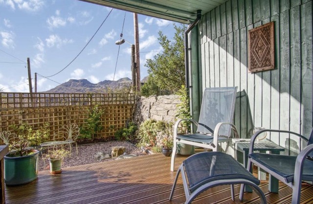 Vues panoramiques de 3 lits bien équipés dans la banlieue de Snowdonia