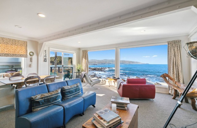 Pacific Oceanfront 3b2b home near airport with stunning views