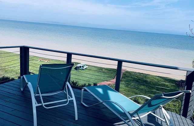 Waterfront 3 Story Home On Shores Of Lake MI, à quelques minutes de Door Cty et GreenBay