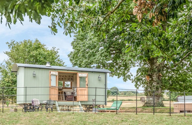 Padarn's Hut, LLANBADARN FYNYDD