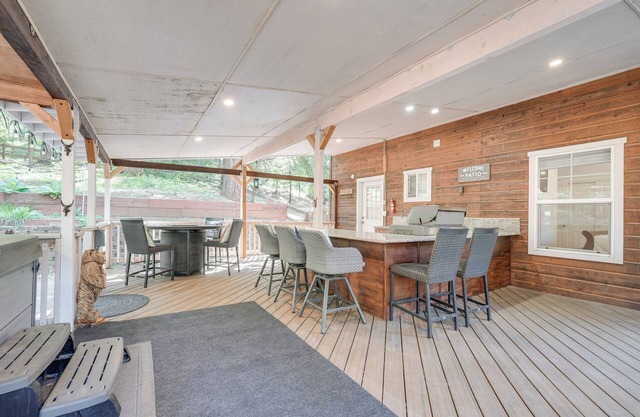 Paddle or Swim in Community Lake: Arnold Retreat!