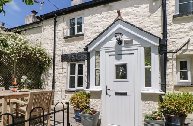 PADDOCK COTTAGE, pet friendly, character holiday cottage in Liskeard