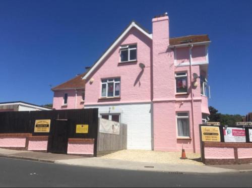 Paignton seafront Apartment with Private Garden ,FREE Private Car Space FREE WIFI ,No kitchen but Fridge Tea coffee Towels YES Double & Single bed YES Reception to help you YES Opposite the Beach Yes