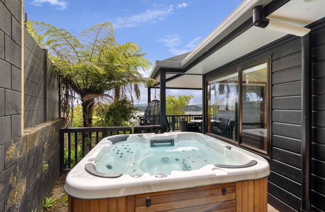 Paihia Bay Views, 4 bedroom with Spa Pool