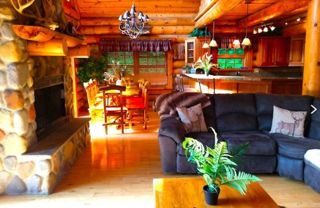 Paint Creek Lodge w/Hot Tub & Swimming Pond. 5 Bedroom Cabin