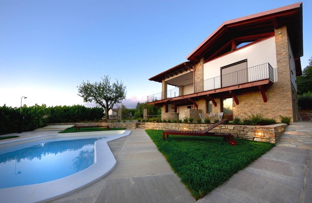 Paire de studios dans les Langhe avec piscine, terrasse panoramique et espace vert