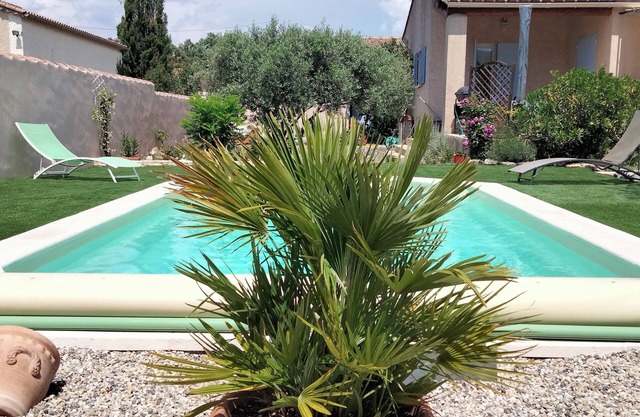 VILLA PAISIBLE AVEC PISCINE AUX PIEDS DU LUBERON pour 6 personnes.