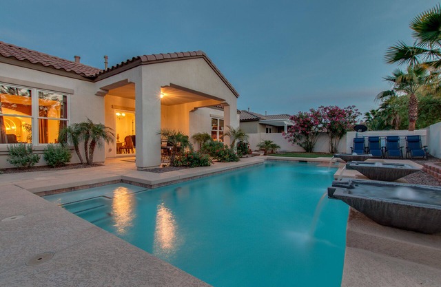 ~ PALAZZO ~ PISCINE & SPA CHAUFFÉS ~ VRAI 13 LITS ~ STADIUMS SURPRISE ET GOODYEAR, TENNIS, GOLF!