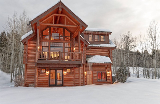 Pale Morning Dun Cabin. Radiant Heat, Pool Table/Ping Pong, Hot Tub, Fire Pit
