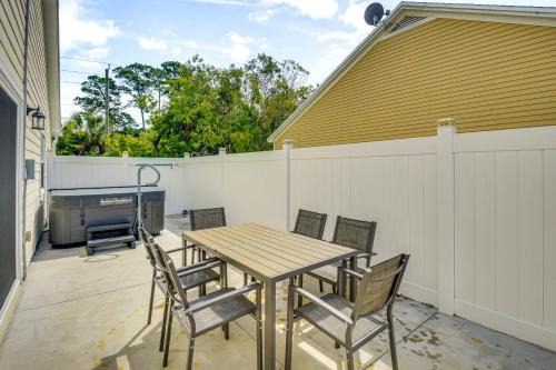 Palm Coast Home with Hot Tub - 3 Mi to Beaches!