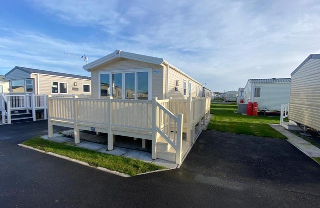 Palm Grove 133 - pet friendly, WiFi close to beach and clubhouse - Golden Palm Resort - Meadow Lakes Caravan & Lodge Hire