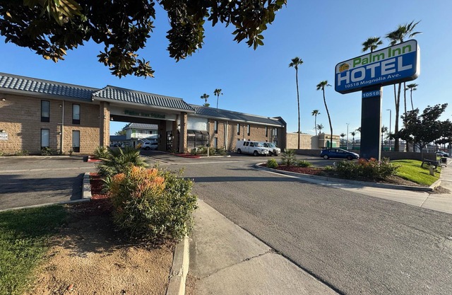 Palm Inn Hotel near Tyler Mall Riverside