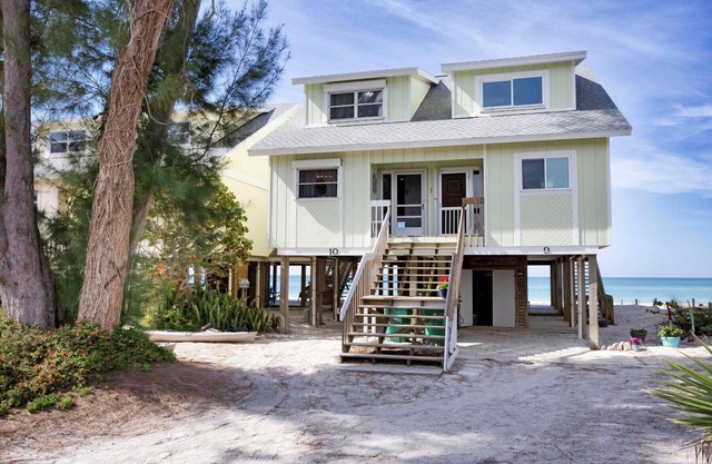 NEW RENTAL!!Palm Island Beachfront ! Live on the beach!!