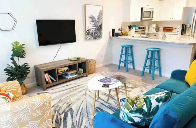 Palm Paradise 3 Bdrm home w/ patio 10 min to Beach