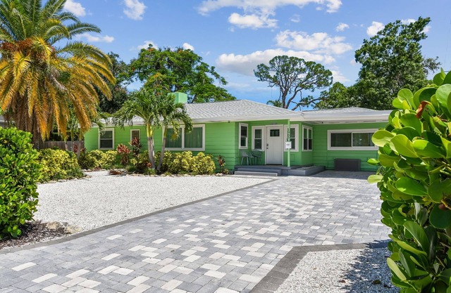 Siesta Key Palm Paradise with HEATED SALT WATER POOL 🌴🌴