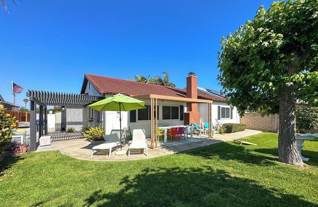 Palm Paradise: Mid-Century Modern Haven in Huntington Beach
