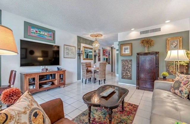 Palm Springs Charming Ground Floor Condo by the pool