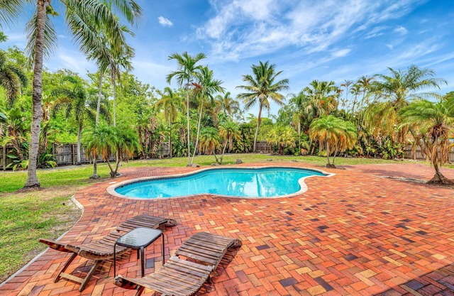 Palmiers et paradis! 3BR, 2BA maison avec immense jardin et piscine d'eau salée!