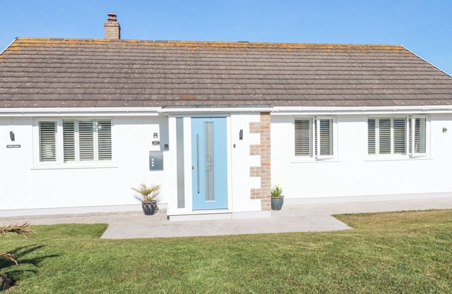 PALM VIEW, pet friendly, character holiday cottage in Holywell Bay