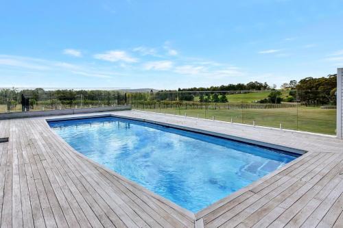 Palmers Lane On Vineyard 5br Homestead with Pool