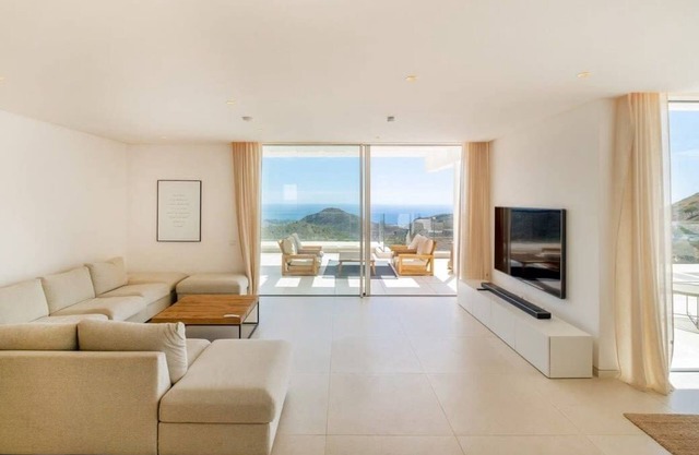 LUXURY PENTHOUSE ROOFTOP POOL JACUZZI OCEAN VIEWS