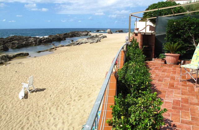 VILLA PANORAMIQUE SUR LA PLAGE avec des roches naturelles et des piscines naturelles