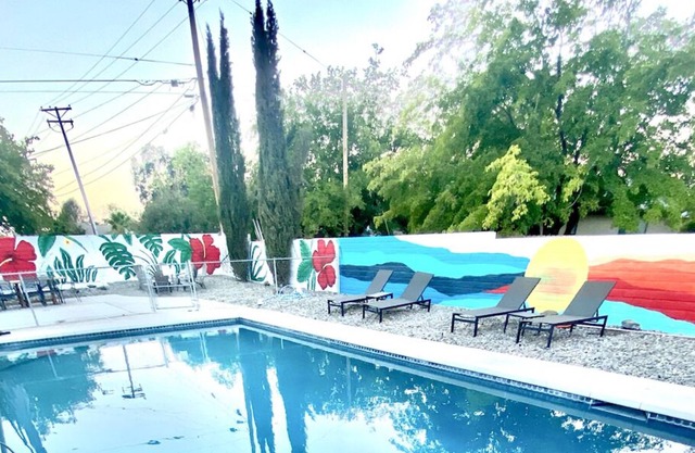 Beautiful 4Bd House with a POOL!