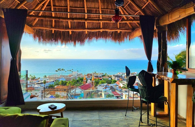 Spectacular OCEAN VIEW Glam Tree-House, steps to Beach & Malecon Best Loc